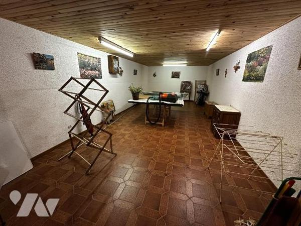 Pavillon sur sous-sol total, comprenant au rez-de-chaussée : une entrée sur salle à manger salo...