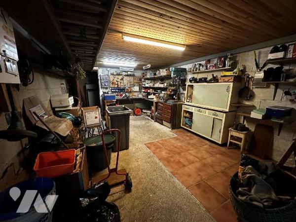 Pavillon sur sous-sol total, comprenant au rez-de-chaussée : une entrée sur salle à manger salo...