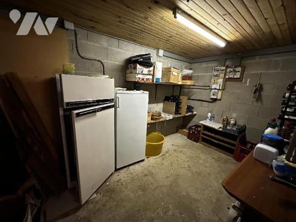 Pavillon sur sous-sol total, comprenant au rez-de-chaussée : une entrée sur salle à manger salo...