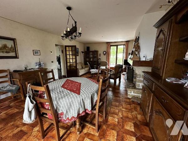 Pavillon sur sous-sol total, comprenant au rez-de-chaussée : une entrée sur salle à manger salo...