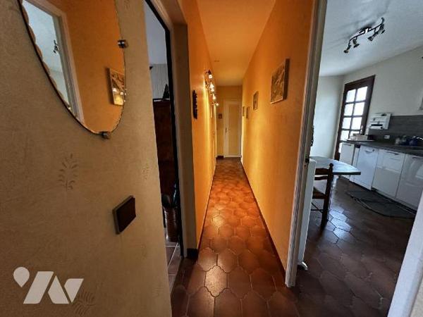 Pavillon sur sous-sol total, comprenant au rez-de-chaussée : une entrée sur salle à manger salo...