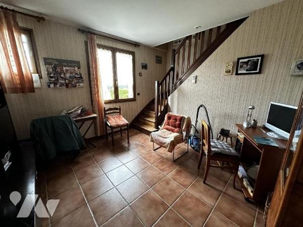 Pavillon sur sous-sol total, comprenant au rez-de-chaussée : une entrée sur salle à manger salo...