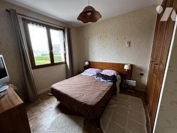 Pavillon sur sous-sol total, comprenant au rez-de-chaussée : une entrée sur salle à manger salo...