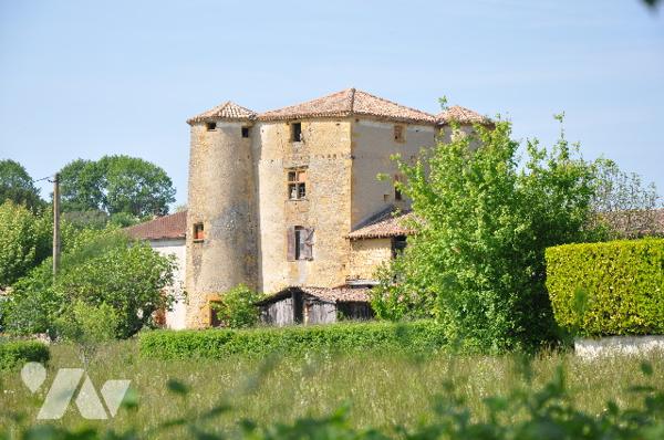Entre BOUSSENS et AURIGNAC, belle propriété en pierres sur 7 hectares sans fermier. prix 286.000 €.