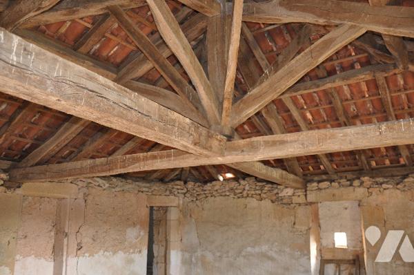 Entre BOUSSENS et AURIGNAC, belle propriété en pierres sur 7 hectares sans fermier. prix 286.000 €.