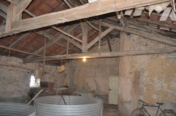 Entre BOUSSENS et AURIGNAC, belle propriété en pierres sur 7 hectares sans fermier. prix 286.000 €.