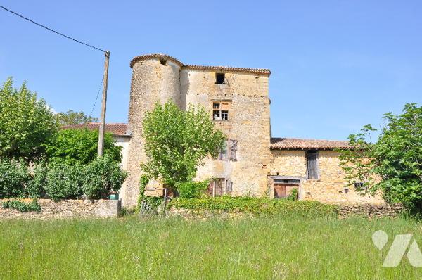 Entre BOUSSENS et AURIGNAC, belle propriété en pierres sur 7 hectares sans fermier. prix 286.000 €.