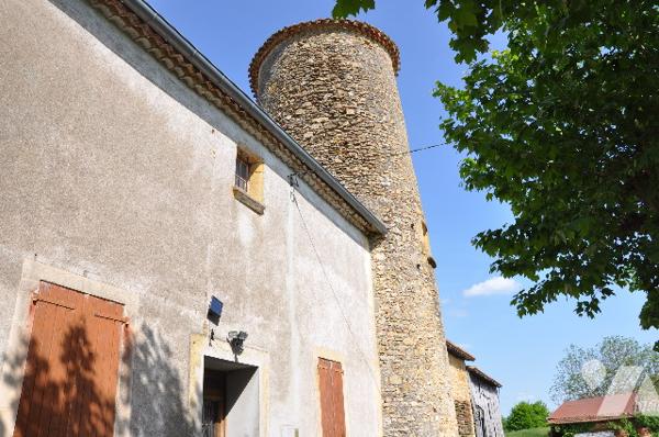 Entre BOUSSENS et AURIGNAC, belle propriété en pierres sur 7 hectares sans fermier. prix 286.000 €.