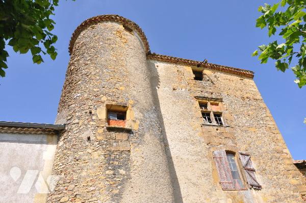 Entre BOUSSENS et AURIGNAC, belle propriété en pierres sur 7 hectares sans fermier. prix 286.000 €.