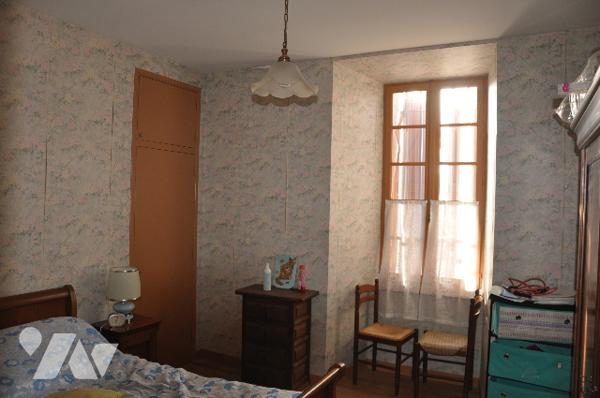 Entre BOUSSENS et AURIGNAC, belle propriété en pierres sur 7 hectares sans fermier. prix 286.000 €.