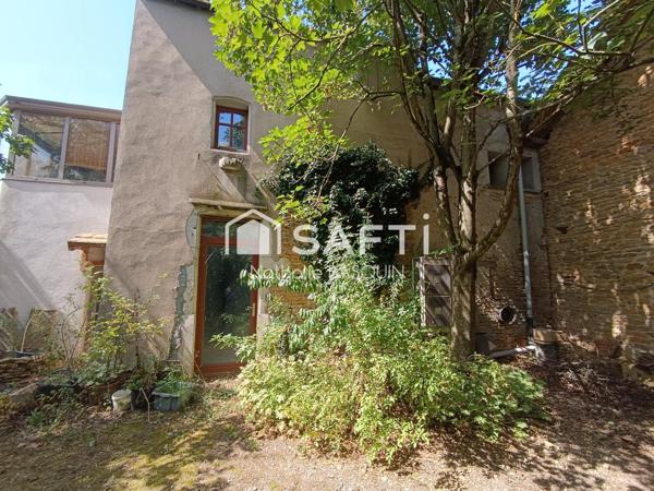 Côte Chalonnaise, maison en pierre avec grange et four à pain.