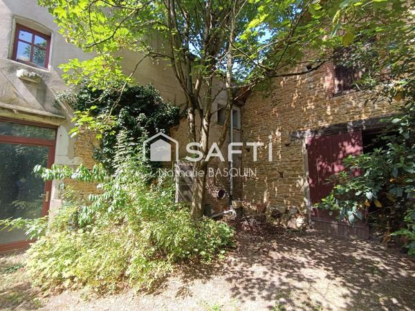 Côte Chalonnaise, maison en pierre avec grange et four à pain.