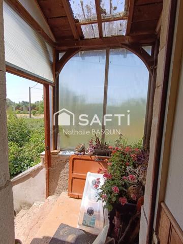 Côte Chalonnaise, maison en pierre avec grange et four à pain.