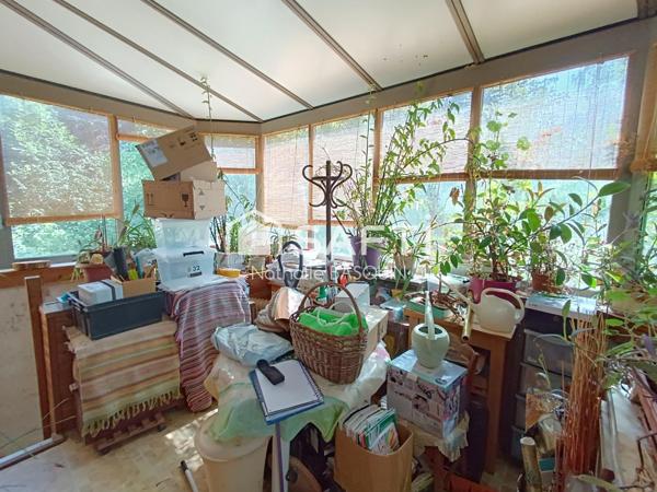 Côte Chalonnaise, maison en pierre avec grange et four à pain.