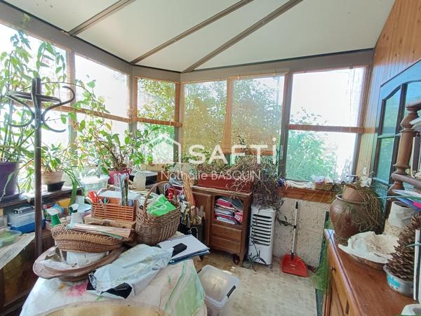 Côte Chalonnaise, maison en pierre avec grange et four à pain.