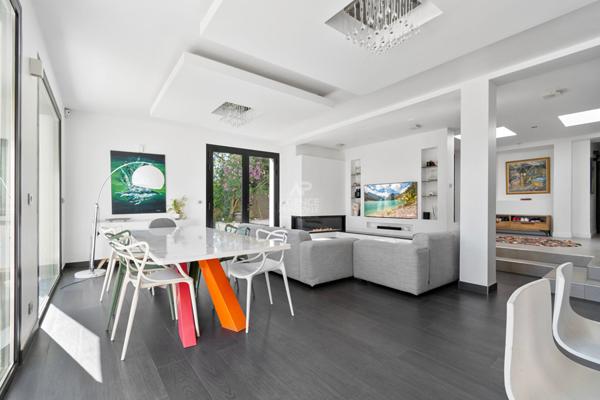 Maison Saint Germain En Laye 7 pièce(s) 195m2 €1 199 000 ** - Référence 17145