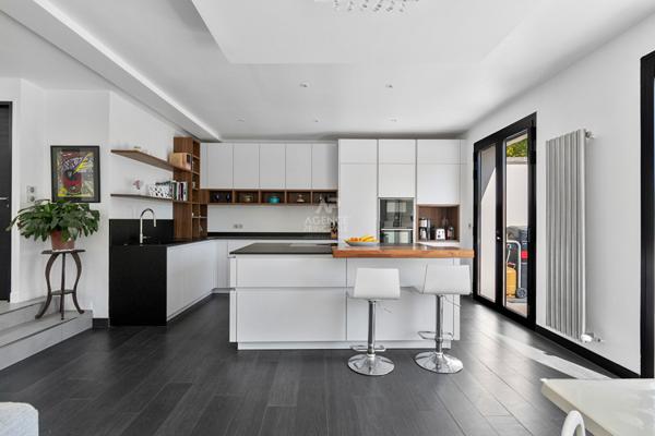 Maison Saint Germain En Laye 7 pièce(s) 195m2 €1 199 000 ** - Référence 17145