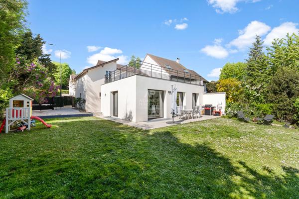Maison Saint Germain En Laye 7 pièce(s) 195m2 €1 199 000 ** - Référence 17145