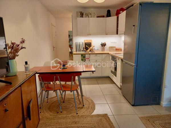Urrugne, limite Ciboure, découvrez ce charmant T1 bis de 38 m2.
Il se compose d’une agréable pièce de vie donnant sur la terrasse, cuisine ouverte, un espace nuit et une salle d’eau avec WC.  
Vous apprécierez son agencement fonctionnel ainsi que son agréable cadre de vie, à proximité des commerces et axes principaux. 
Une place de parking privative complète ce bien.