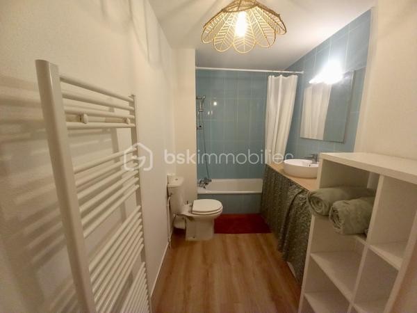Urrugne, limite Ciboure, découvrez ce charmant T1 bis de 38 m2.
Il se compose d’une agréable pièce de vie donnant sur la terrasse, cuisine ouverte, un espace nuit et une salle d’eau avec WC.  
Vous apprécierez son agencement fonctionnel ainsi que son agréable cadre de vie, à proximité des commerces et axes principaux. 
Une place de parking privative complète ce bien.