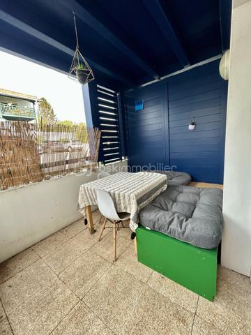 Urrugne, limite Ciboure, découvrez ce charmant T1 bis de 38 m2.
Il se compose d’une agréable pièce de vie donnant sur la terrasse, cuisine ouverte, un espace nuit et une salle d’eau avec WC.  
Vous apprécierez son agencement fonctionnel ainsi que son agréable cadre de vie, à proximité des commerces et axes principaux. 
Une place de parking privative complète ce bien.