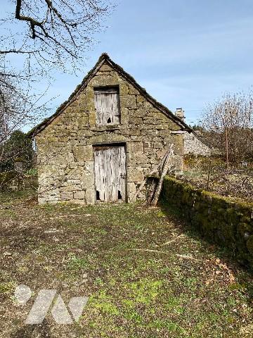 Maison en pierres, couverte en lauzes, terrain derrière, jardin non attenant et ancien four à pain.