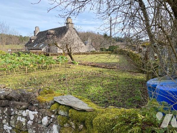 Maison en pierres, couverte en lauzes, terrain derrière, jardin non attenant et ancien four à pain.