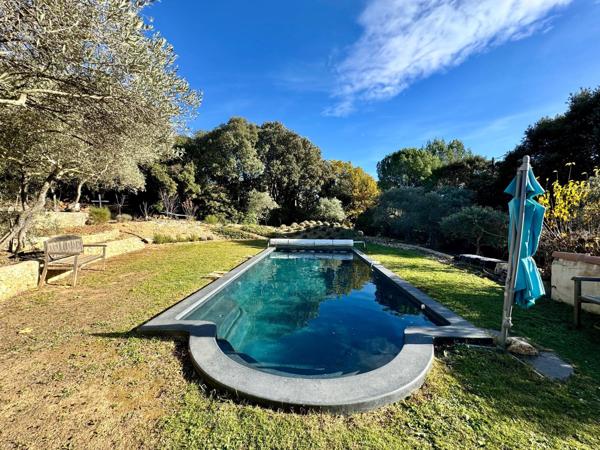 Maison traditionnelle avec piscine et garage