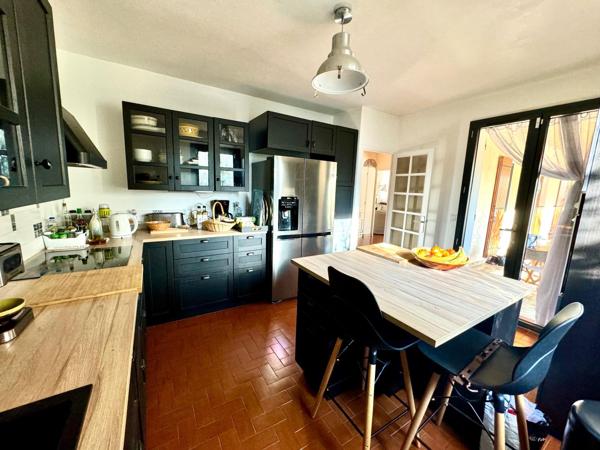 Maison traditionnelle avec piscine et garage