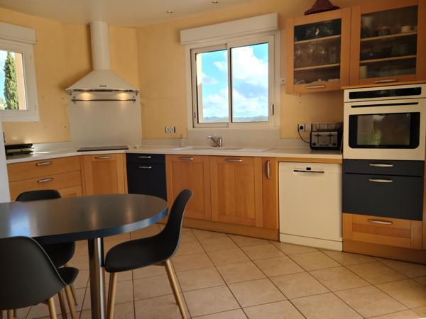 Au calme, maison, appartement, garages, piscine .