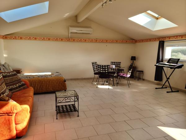 Au calme, maison, appartement, garages, piscine .