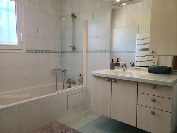 Au calme, maison, appartement, garages, piscine .