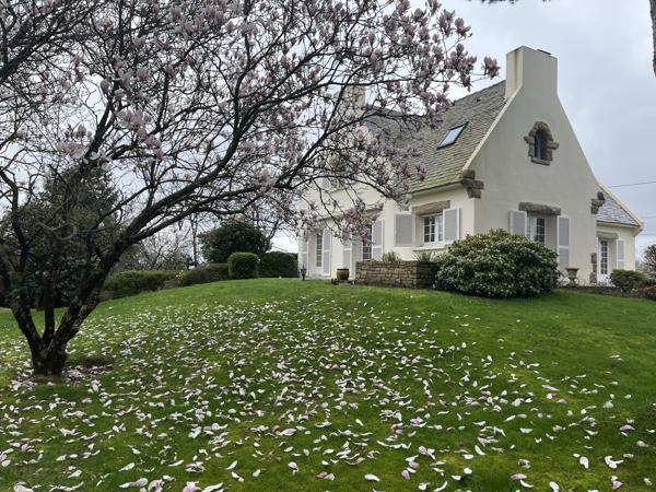 Maison de qualité à rénover – Beaux volumes – Environnement verdoyant