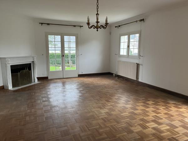 Maison de qualité à rénover – Beaux volumes – Environnement verdoyant