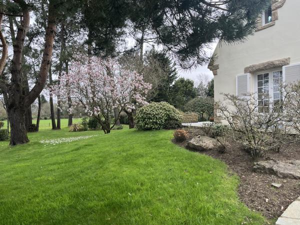 Maison de qualité à rénover – Beaux volumes – Environnement verdoyant