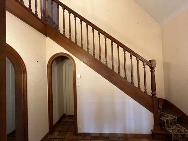 Maison de qualité à rénover – Beaux volumes – Environnement verdoyant