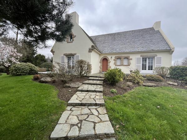 Maison de qualité à rénover – Beaux volumes – Environnement verdoyant