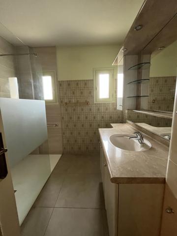 Maison de qualité à rénover – Beaux volumes – Environnement verdoyant