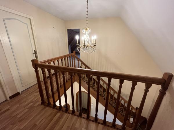 Maison de qualité à rénover – Beaux volumes – Environnement verdoyant