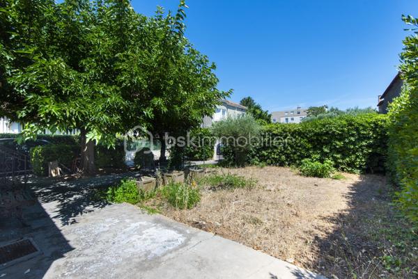 Située en centre-ville de Miramas, cette maison plain-pied de 62,73 m² bénéficie d'un terrain de 414 m² et d'un intérieur entièrement rénové. Le bien est prêt à vivre et ne nécessite aucun travaux intérieurs.

Le logement se compose d'une entrée, d'un salon et d'une cuisine refaite à neuf, de trois chambres, d'une salle d'eau et d'un dégagement.

À l'extérieur, une terrasse, un garage et un abri de jardin complètent le bien sur un terrain de 414 m², offrant un cadre de vie calme et fonctionnel.