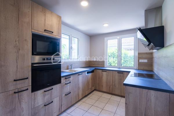 Située en centre-ville de Miramas, cette maison plain-pied de 62,73 m² bénéficie d'un terrain de 414 m² et d'un intérieur entièrement rénové. Le bien est prêt à vivre et ne nécessite aucun travaux intérieurs.

Le logement se compose d'une entrée, d'un salon et d'une cuisine refaite à neuf, de trois chambres, d'une salle d'eau et d'un dégagement.

À l'extérieur, une terrasse, un garage et un abri de jardin complètent le bien sur un terrain de 414 m², offrant un cadre de vie calme et fonctionnel.