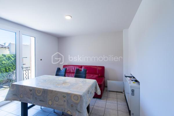 Située en centre-ville de Miramas, cette maison plain-pied de 62,73 m² bénéficie d'un terrain de 414 m² et d'un intérieur entièrement rénové. Le bien est prêt à vivre et ne nécessite aucun travaux intérieurs.

Le logement se compose d'une entrée, d'un salon et d'une cuisine refaite à neuf, de trois chambres, d'une salle d'eau et d'un dégagement.

À l'extérieur, une terrasse, un garage et un abri de jardin complètent le bien sur un terrain de 414 m², offrant un cadre de vie calme et fonctionnel.
