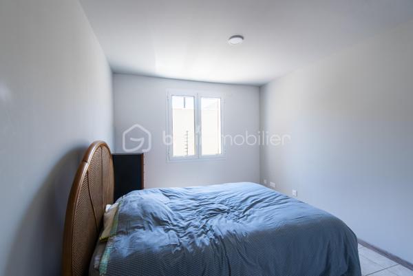 Située en centre-ville de Miramas, cette maison plain-pied de 62,73 m² bénéficie d'un terrain de 414 m² et d'un intérieur entièrement rénové. Le bien est prêt à vivre et ne nécessite aucun travaux intérieurs.

Le logement se compose d'une entrée, d'un salon et d'une cuisine refaite à neuf, de trois chambres, d'une salle d'eau et d'un dégagement.

À l'extérieur, une terrasse, un garage et un abri de jardin complètent le bien sur un terrain de 414 m², offrant un cadre de vie calme et fonctionnel.