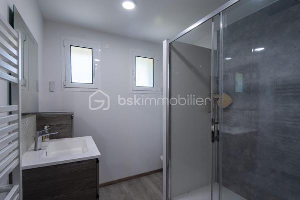 Située en centre-ville de Miramas, cette maison plain-pied de 62,73 m² bénéficie d'un terrain de 414 m² et d'un intérieur entièrement rénové. Le bien est prêt à vivre et ne nécessite aucun travaux intérieurs.

Le logement se compose d'une entrée, d'un salon et d'une cuisine refaite à neuf, de trois chambres, d'une salle d'eau et d'un dégagement.

À l'extérieur, une terrasse, un garage et un abri de jardin complètent le bien sur un terrain de 414 m², offrant un cadre de vie calme et fonctionnel.