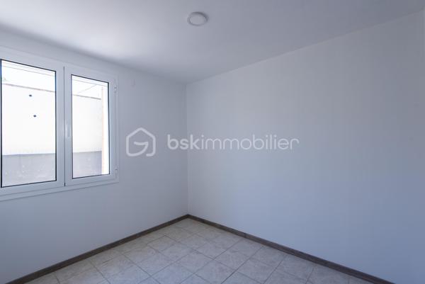 Située en centre-ville de Miramas, cette maison plain-pied de 62,73 m² bénéficie d'un terrain de 414 m² et d'un intérieur entièrement rénové. Le bien est prêt à vivre et ne nécessite aucun travaux intérieurs.

Le logement se compose d'une entrée, d'un salon et d'une cuisine refaite à neuf, de trois chambres, d'une salle d'eau et d'un dégagement.

À l'extérieur, une terrasse, un garage et un abri de jardin complètent le bien sur un terrain de 414 m², offrant un cadre de vie calme et fonctionnel.