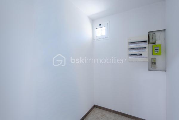 Située en centre-ville de Miramas, cette maison plain-pied de 62,73 m² bénéficie d'un terrain de 414 m² et d'un intérieur entièrement rénové. Le bien est prêt à vivre et ne nécessite aucun travaux intérieurs.

Le logement se compose d'une entrée, d'un salon et d'une cuisine refaite à neuf, de trois chambres, d'une salle d'eau et d'un dégagement.

À l'extérieur, une terrasse, un garage et un abri de jardin complètent le bien sur un terrain de 414 m², offrant un cadre de vie calme et fonctionnel.