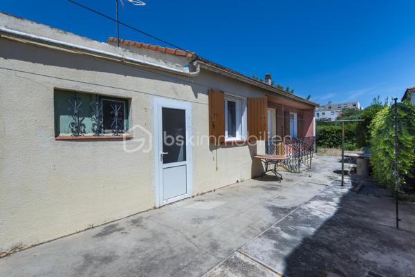 Située en centre-ville de Miramas, cette maison plain-pied de 62,73 m² bénéficie d'un terrain de 414 m² et d'un intérieur entièrement rénové. Le bien est prêt à vivre et ne nécessite aucun travaux intérieurs.

Le logement se compose d'une entrée, d'un salon et d'une cuisine refaite à neuf, de trois chambres, d'une salle d'eau et d'un dégagement.

À l'extérieur, une terrasse, un garage et un abri de jardin complètent le bien sur un terrain de 414 m², offrant un cadre de vie calme et fonctionnel.