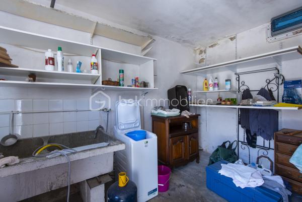 Située en centre-ville de Miramas, cette maison plain-pied de 62,73 m² bénéficie d'un terrain de 414 m² et d'un intérieur entièrement rénové. Le bien est prêt à vivre et ne nécessite aucun travaux intérieurs.

Le logement se compose d'une entrée, d'un salon et d'une cuisine refaite à neuf, de trois chambres, d'une salle d'eau et d'un dégagement.

À l'extérieur, une terrasse, un garage et un abri de jardin complètent le bien sur un terrain de 414 m², offrant un cadre de vie calme et fonctionnel.