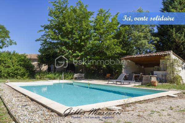 Vous voulez passer un bon moment à l'ombre de votre terrasse ou des arbres ? Vous rafraichir grâce à la piscine, ou vous relaxer au jardin ? 
Cette maison à Mazan vous offre tout cela .
Au fond d’un chemin , cette maison vous accueille un terrain de 1200m2 où la fraicheur de la piscine (11x5) vous tend les bras, la terrasse arborée invite aux longs repas entre amis, et chaque coin du jardin ombragé semble créé pour profiter pleinement de l'été.
A l'intérieur un salon lumineux avec cheminée, poutres apparentes et un plafond allant jusqu'à 5 mètres de hauteur pour un espace ouvert et chaleureux. Vous y trouverez une mezzanine pouvant être aménagée selon vos envies.
125 m² habitables, 3 chambres avec placards intégrés, et une salle d'eau moderne avec douche à l'italienne.
Garage de 27 m² avec mezzanine.
Tout est là pour vivre confortablement, sans compromis sur le charme et l’espace.

Pour les commodités, vous trouverez un supermarché avec Drive, des écoles (maternelles, primaires et un collège), des restaurants et 90 associations au centre ville. Un arrêt de bus est situé à 2 minutes à pieds.

Et cette maison a un cœur : pour cette vente,
1 don est reversé à SOS Sacs à puces.
1 don à une association de Mazan.

Une maison où il fait bon vivre en Provence.
Pour découvrir ce lieu unique et soutenir deux belles causes, contactez moi.