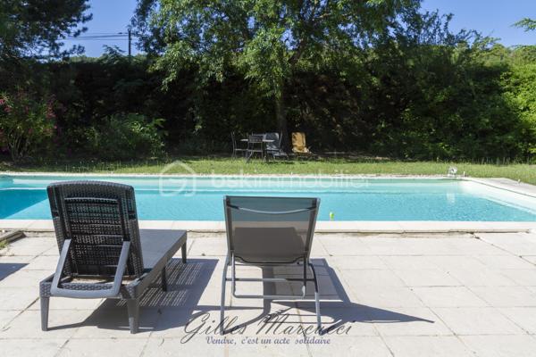 Vous voulez passer un bon moment à l'ombre de votre terrasse ou des arbres ? Vous rafraichir grâce à la piscine, ou vous relaxer au jardin ? 
Cette maison à Mazan vous offre tout cela .
Au fond d’un chemin , cette maison vous accueille un terrain de 1200m2 où la fraicheur de la piscine (11x5) vous tend les bras, la terrasse arborée invite aux longs repas entre amis, et chaque coin du jardin ombragé semble créé pour profiter pleinement de l'été.
A l'intérieur un salon lumineux avec cheminée, poutres apparentes et un plafond allant jusqu'à 5 mètres de hauteur pour un espace ouvert et chaleureux. Vous y trouverez une mezzanine pouvant être aménagée selon vos envies.
125 m² habitables, 3 chambres avec placards intégrés, et une salle d'eau moderne avec douche à l'italienne.
Garage de 27 m² avec mezzanine.
Tout est là pour vivre confortablement, sans compromis sur le charme et l’espace.

Pour les commodités, vous trouverez un supermarché avec Drive, des écoles (maternelles, primaires et un collège), des restaurants et 90 associations au centre ville. Un arrêt de bus est situé à 2 minutes à pieds.

Et cette maison a un cœur : pour cette vente,
1 don est reversé à SOS Sacs à puces.
1 don à une association de Mazan.

Une maison où il fait bon vivre en Provence.
Pour découvrir ce lieu unique et soutenir deux belles causes, contactez moi.